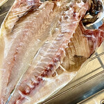 カネヒデ小林商店 - 鯵もピッカピカのピンク色　冷凍しないとこんなに美味しいんだ