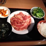 牛繁 - カルビ焼肉定食。