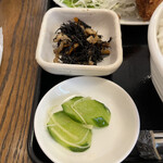 わ楽 - ヒジキ煮、胡瓜の浅漬けは生姜風味で美味い！