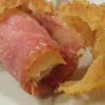 大阪串かつ てん家わん屋 - 開けてみた「チーズベーコン巻」：ベーコンもチーズも濃厚！