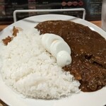 26号くるりんカレー - 煮込み牛すじカレー＋ゆで卵☆オニオンスープ？付き！