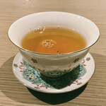 飄香 - 中国茶
      大紅袍
      福建省北部、武夷山で栽培されている大紅袍（だいこうほう）は幻のお茶と呼ばれ、推定樹齢が千年を超えるといわれる茶樹から摘み取らますが、現存する茶樹はわずかに6本しかないのです！