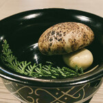 飄香 - 原木椎茸を練り込んだ蒸しパン
      何も説明がなければ、本物の椎茸だと見間違う程の完成度の蒸しパンに、連れもめちゃ興奮してます（笑）
      松雲と名付けられた料理の残ったソースを付けていただきました♪