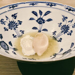 飄香 - 潤潤
      うるおうデザートです♪
      ◎ 桃(白鳳) の綺麗な果実味、酸味、フレッシュ感を活かした滑らかなソルベ。
      
      ◎ 濃く抽出した杏仁は、苦味さえ感じる超絶杏仁感は他