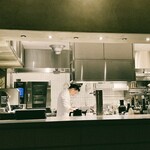 飄香 - スタイリッシュなオープンキッチン
      井桁chefが料理を一人でされているのですが、とてもその姿は楽しそうなのです♪
      ご自身が納得できる事を楽しみながらやられている光景は、とても新鮮で真新しい感覚でした♬