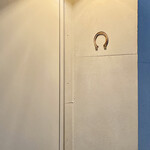 飄香 - HIROO VILLAGE地下一階、入り口には看板はなく白いドアがあるのみです。
      そのドア右上には飄香さんのマーク（馬の蹄鉄の様な形状）が据えられていますのでそれを目印にされると良いかと思います。