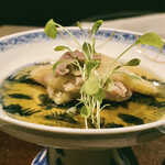 飄香 - 文明
      四大文明の１つ、黄河文明をイメージした一品。
      
      熊野地鶏もも肉は鶏肉自体の美味しさが秀でています！
      ルー水と呼ばれる香料たれで低温で火入れし軽くスモークに、シンプルながらスモーク香も感じる逸品。