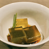 飄香 広尾店 - 古鎮
                      中国の古い街並みをイメージした一品、凉粉(リャンフェン)と呼ばれる料理をエレガントに仕立てています。