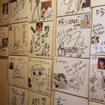 珍三カルビ - サインだらけ