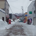 かねとも寿し - かねとも前・雪が残ります。