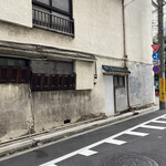 葉もれ日 - 建物横