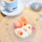 La Brianza - パンナコッタベリーのソースと桃、ディカフェコーヒーと。Sさんのドルチェいつも美しくて美味しい(*˘︶˘*).｡.:*♡ありがとうございます。何だかうさぎちゃんみたいに見えるかわいいです♡