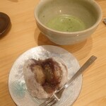 割烹 勘べえ - 甘味（中身が見えるように割らせて頂いたので巨峰大福とお抹茶）