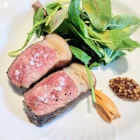 La Brianza - 鹿児島県産経産黒毛和牛サカエヤ熟成サーロイン炭火焼きロメスコソースタスマニア産粒マスタード檜の香り炙り。ジューシー旨みしっかり軽やかなサシ(๑´ڡ`๑)いつもながら今回も美味しい美味しい♡