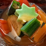 Gohan Ya Fukui - ズッキーニ、プチトマト、南瓜、生麩、パプリカ、
                        おくら、冬瓜とたくさんの夏野菜が冷たいお出汁と
                        共に。
                        お野菜をそれぞれ炊いて最後に盛り付け。
                        なんて手間のかかること。