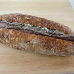 ル・プチメック 日比谷店 - くるみパンのローストビーフと青カビチーズのサンド