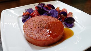 Sainome - ランチョンミートステーキと2色のポテトチップは食べごたえ抜群！