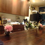 Wine Bar base - (o>ω<o)店内：カウンターです♪お花も可愛いっ('13.03月より)