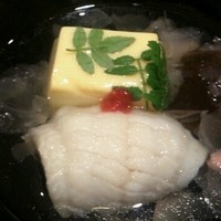 和やまむら - あいなめと玉子豆腐のお吸い物に桜のはなびらが