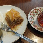 トルコカフェ&レストラン LALE - 絶品デザートとチャイもセットです(デザートちょっと食べちゃってます)