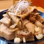 中華そば 深緑 - 多種の切り落としが沢山乗っています