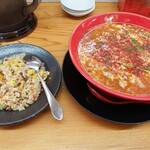 九州宮崎ラーメン響 - 辛麺、半チャーハン