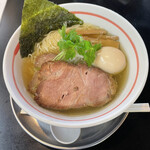Mennobou Hikari - 柳麺（らーめん）と読んで、塩860円。トッピングの炭火焼豚１枚150円（あぶりチャーシュー）と読みます。味玉120円。