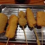 Kushikatsu Tanaka - ズッキーニ、イカ、カレー玉、串カツ豚、とうもろこし。