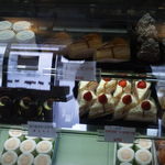 ケーキと銘菓の店ヤマシタ - 上段右端がショコラ240円、見づれー笑