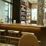 リンツ ショコラ ブティック＆カフェ - ｶｳﾝﾀｰ席はこんな感じです♪