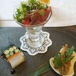 ビストリア ギャッツビー - 前菜、低温調理ローストビーフとミックスリーフのサラダ、滋賀県産ワカサギのエスカベッシュ、季節野菜のテリーヌ