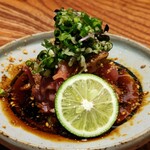 やき鳥 卍郎 - 鶏ももたたき