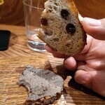 やき鳥 卍郎 - ドライフルーツの入ったバケットにレバーペースト