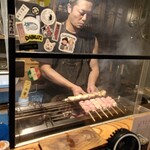 やき鳥 卍郎 - 頑張って焼いてくれてます♪