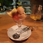 Lilou  - 季節のパフェ 桃とバニラ、イタリアのベルモットワイン