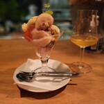 Lilou  - 季節のパフェ 桃とバニラ、イタリアのベルモットワイン