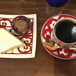 アメ横ダンケ - エルメスのカップとレアチーズ