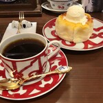 アメ横ダンケ 上野 - エルメスのカップとケーゼ