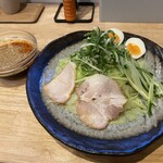 つけ麺本舗 辛部 - 定番つけ麺普通(1玉)￥900トッピング半熟たまご￥80辛さ1