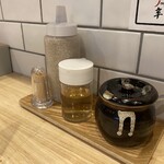 つけ麺本舗 辛部 - 調味料と爪楊枝