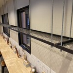 つけ麺本舗 辛部 - カウンター席上部の荷物置き場は賢いと思う