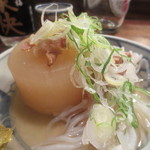 にこみ　鈴や - （おでん）大根￥200、後ろにお茶（一保堂）￥200