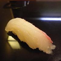 鮨みなと - 鯛、塩ですが、もう少し控えた方が好み