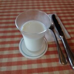洋食勝井 - ミルクかジュースのミルク。