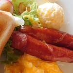 洋食勝井 - 味の濃い目なソーセージ。バリッと焼けていて、食感もサイコ～です。