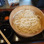 Marugame Seimen - 釜揚げ大。1.5玉。たまごをスタンバイ。