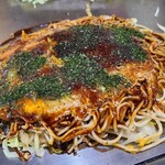 Masaru - 今回は肉玉そば(税込850円)
            ・茹で生中太麺(磯野製麺)
            ・オタフクソース(専門店用、甘さ控えめ)
            ・焼き方:ヘラで押さえる
            ・焼き上がりの形:やや乱雑な焼き上がり
            ・鉄板で食べるのがスタンダード