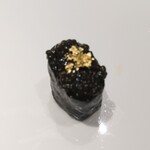 恵比寿 鮨 栞庵 やましろ - キャビア軍艦(金箔乗せ)