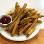 紅葉亭 - ポテトフライ500円。ビールのお供に