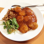 紅葉亭 - エビチリソース750円。プリプリのエビを酸味とほのかな辛みでいただけます